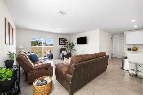 $2,600 | 24672 Northwest 11th Place, Newberry, FL 32669