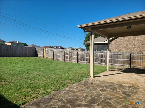 a view of a backyard