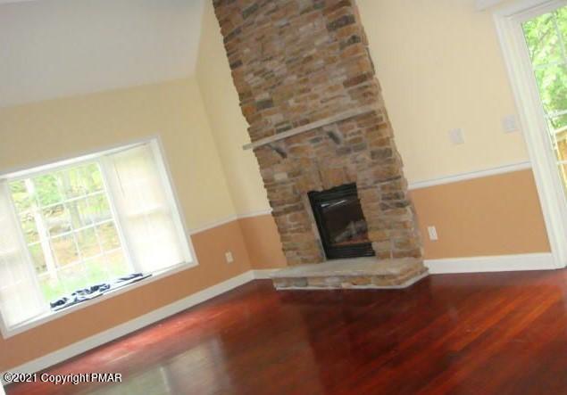 157 Canterbury Road Bushkill, PA 18324 - Photo 2 of 24 2-Living Room