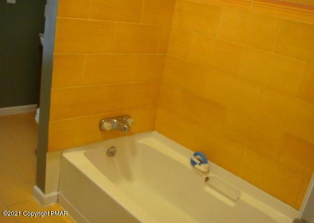 157 Canterbury Road Bushkill, PA 18324 - Photo 8 of 24 8-Bathroom 2b