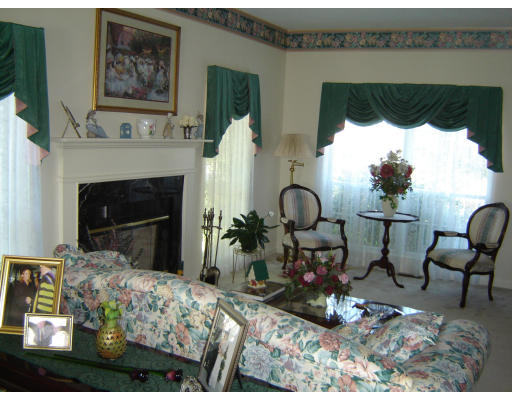 11 Rhodes Lane Foxboro, MA 02035 - Photo 3 of 8 Gallery Image 3