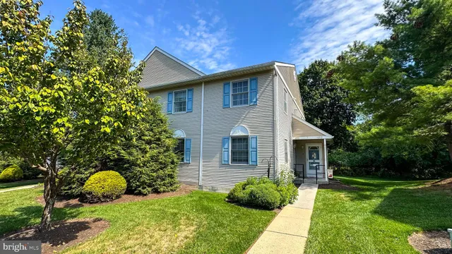 a view of a house with backyard