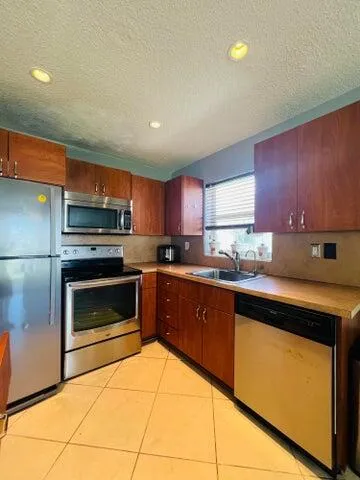 $2,300 | 4301 Northwest 1st Terrace, Pompano Beach, FL 33064