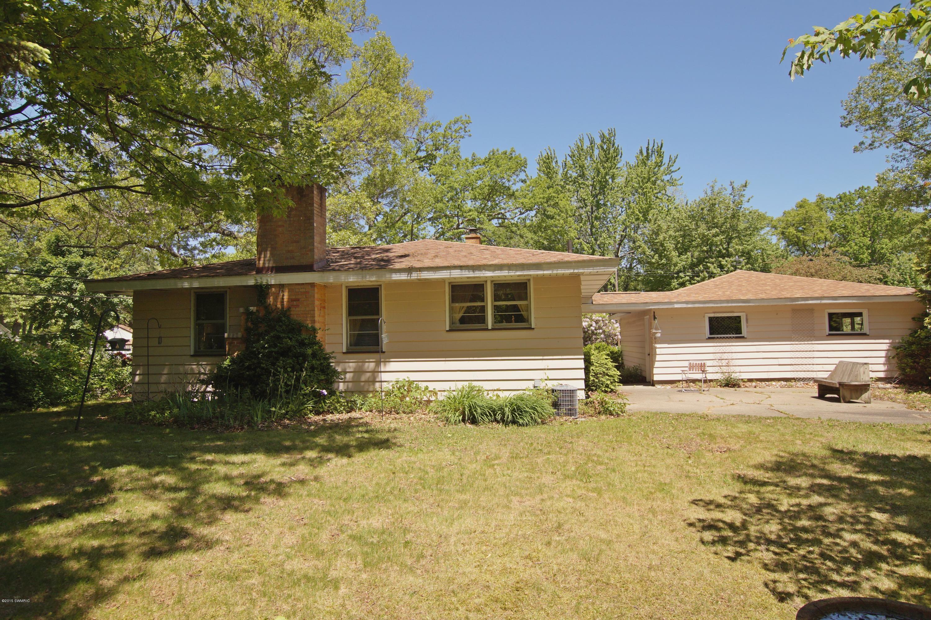322 South Buys Road Muskegon, MI 49445 - Photo 3 of 11 back yard