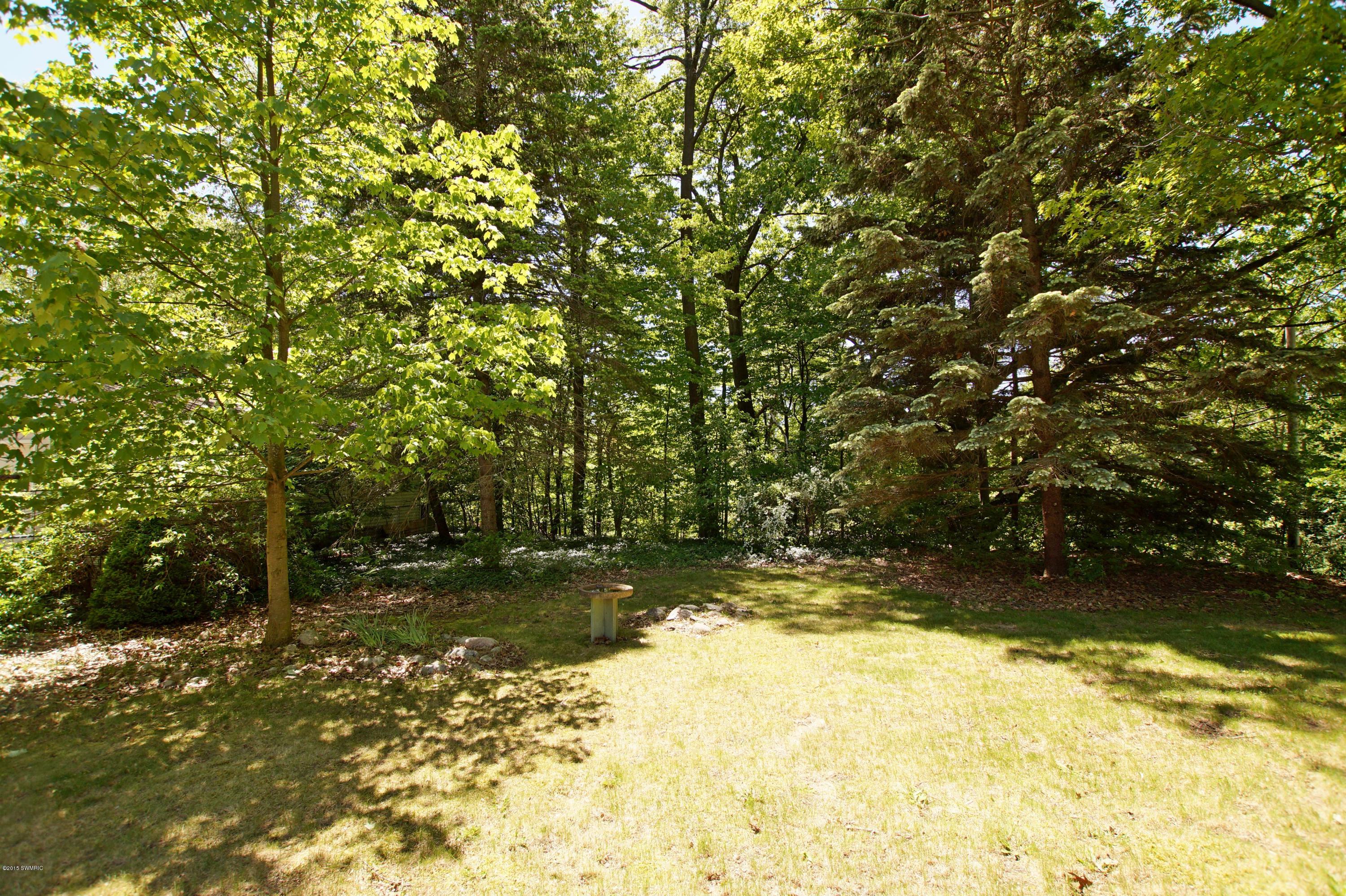 322 South Buys Road Muskegon, MI 49445 - Photo 4 of 11 backyard2