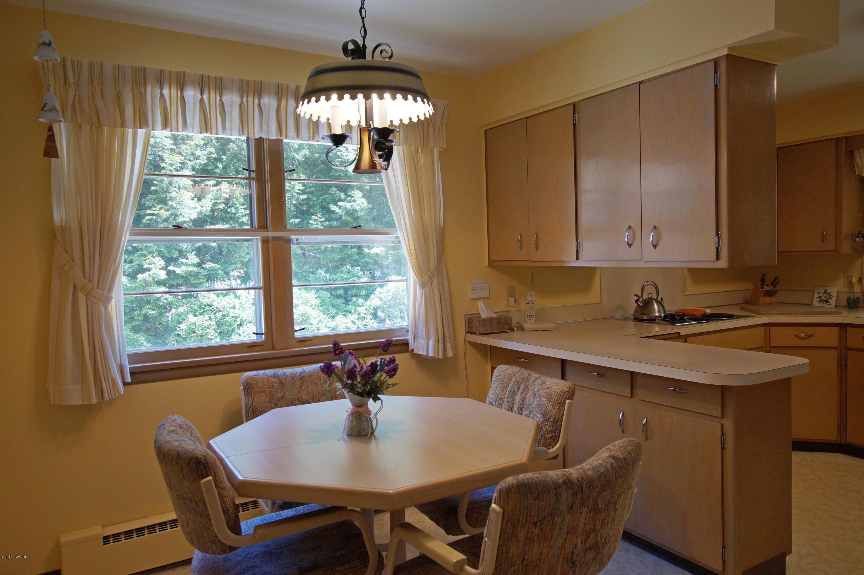 322 South Buys Road Muskegon, MI 49445 - Photo 6 of 11 eating area