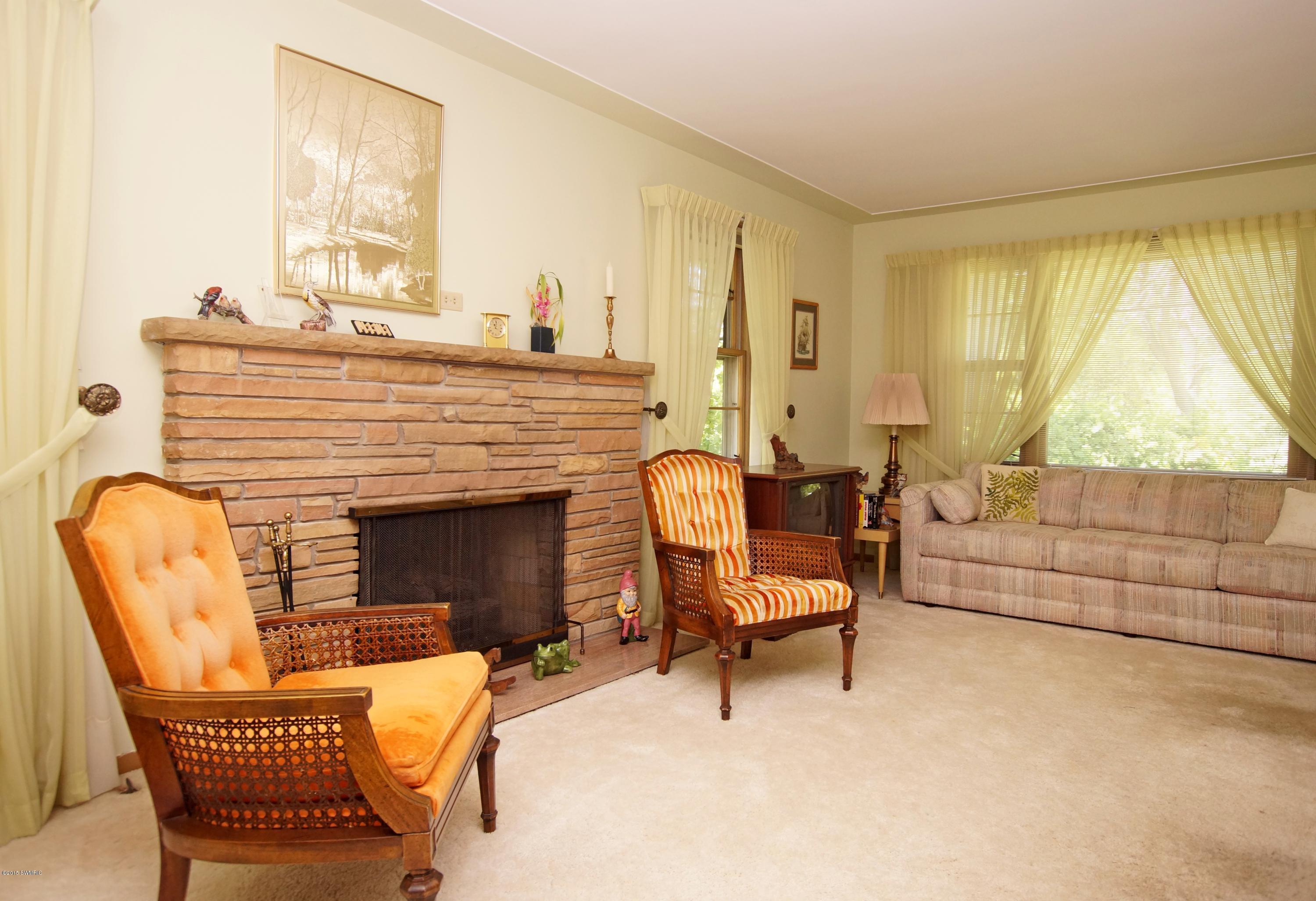 322 South Buys Road Muskegon, MI 49445 - Photo 7 of 11 Living room