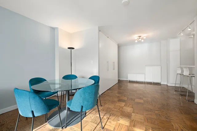 a picture of a black and white photo