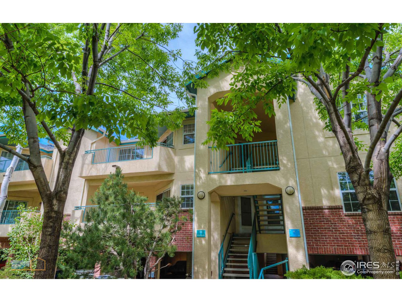 Super private, wooded entry.