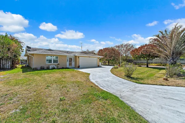a view of a house with a backyard