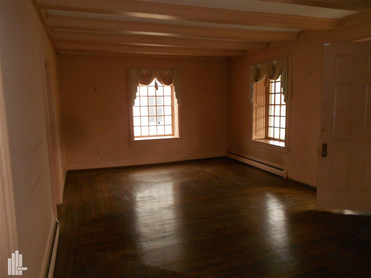 903 North Main Street Rochester, MI 48307 - Photo 5 of 32 Living Room
