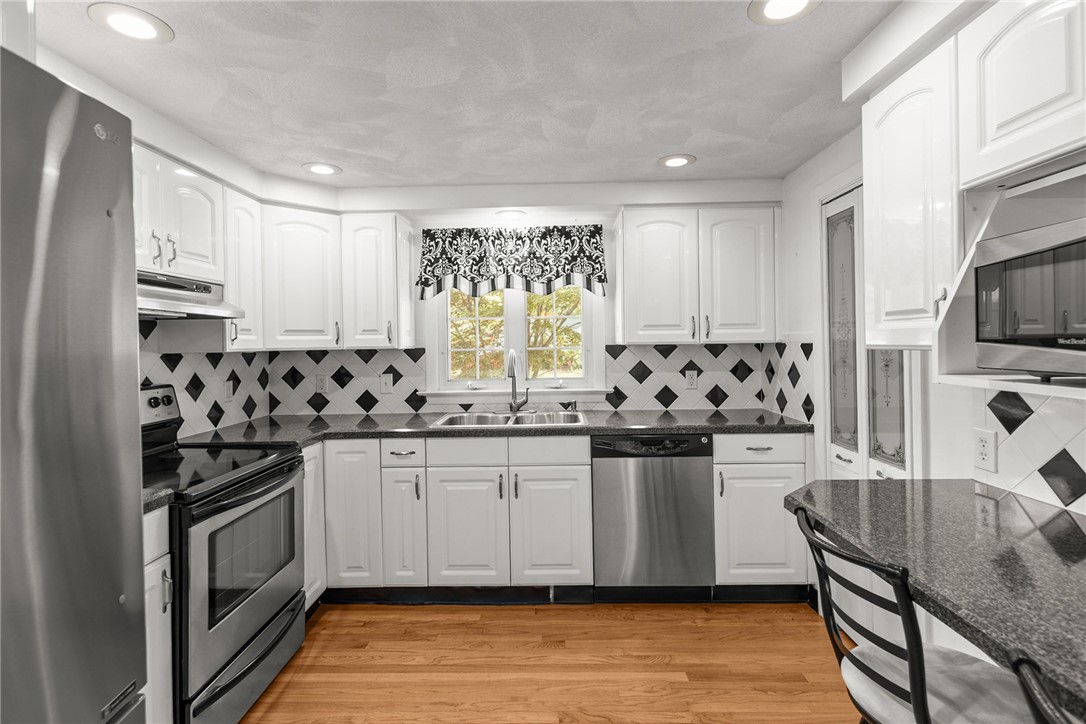 54 Frontier Road Warwick, RI 02889 - Photo 4 of 29