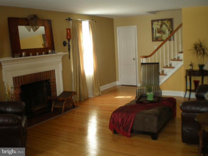 478 Thatcher Road Springfield, PA 19064 - Photo 6 of 25 Living Room