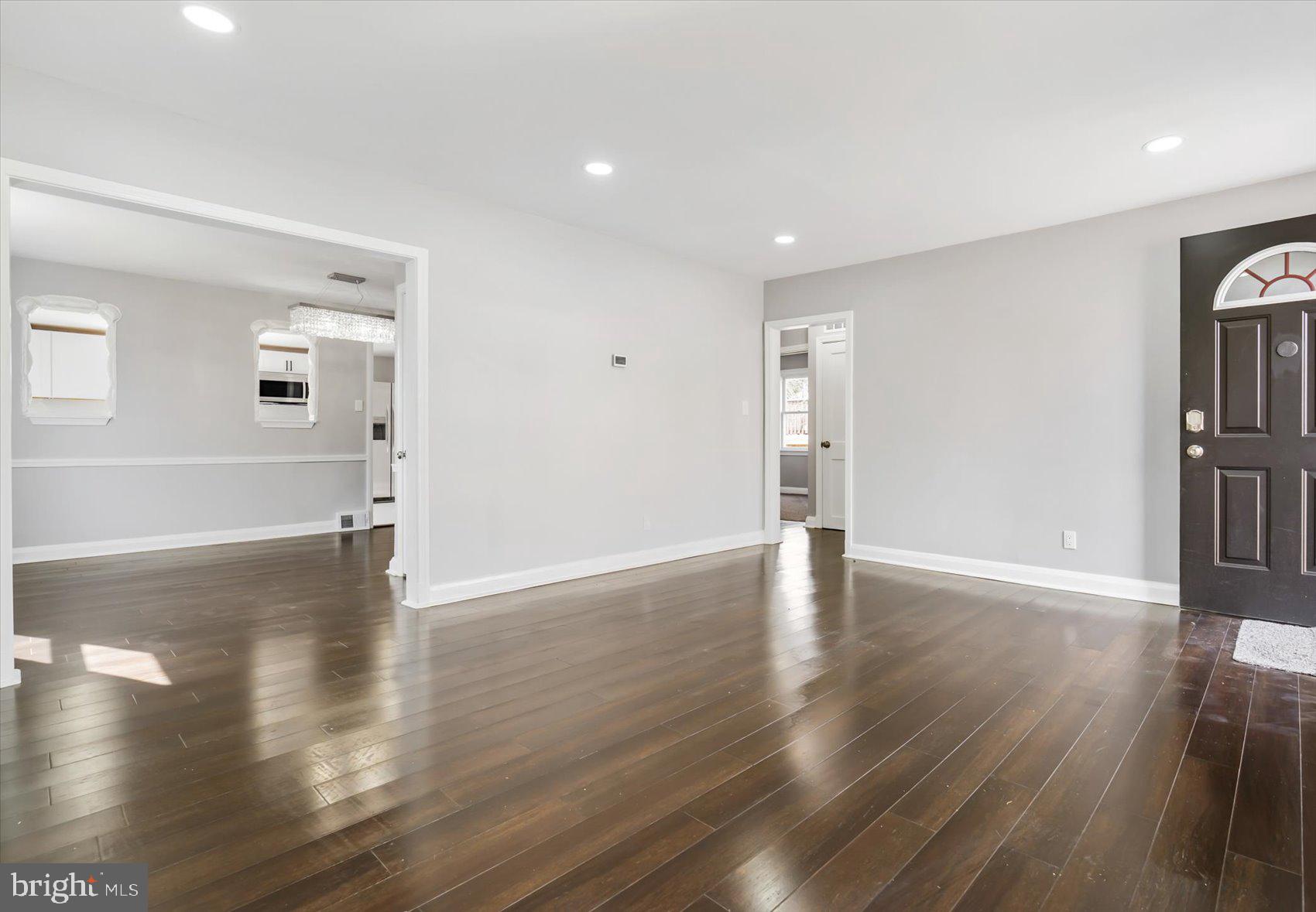 634 Orpington Road Baltimore, MD 21229 - Photo 5 of 45 Living Room