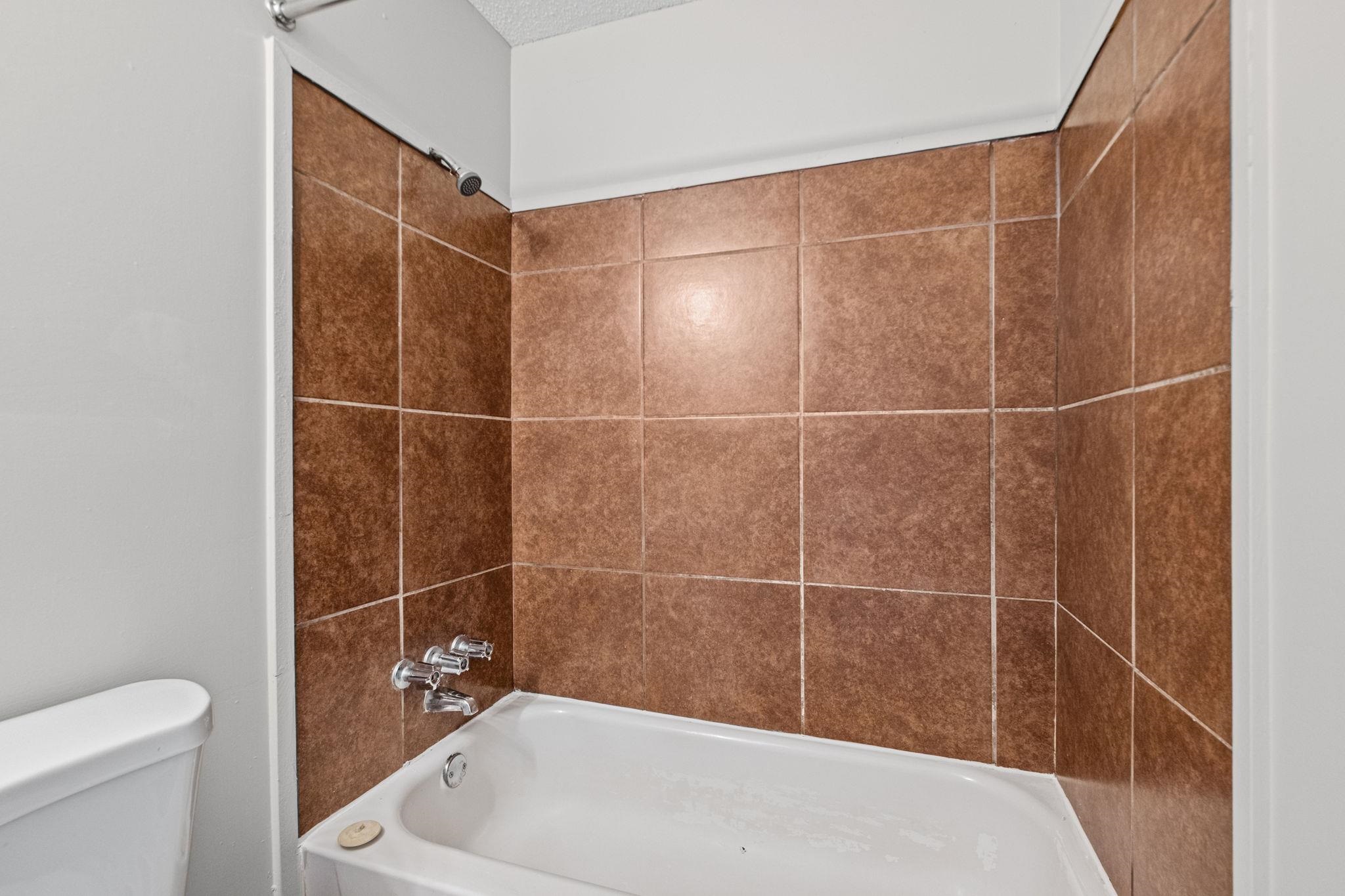 3580 Ramill Road Memphis, TN 38128 - Photo 14 of 24 Bathroom featuring toilet and bathing tub / shower combination
