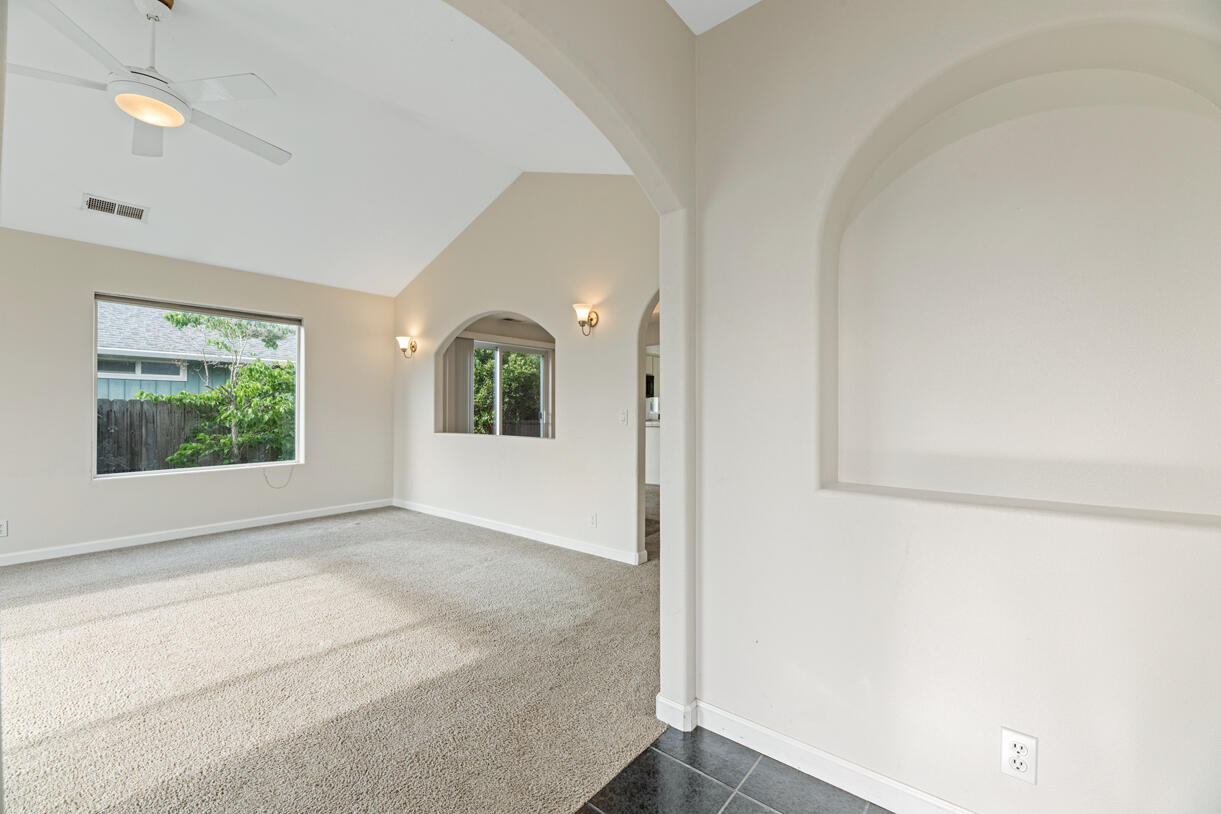 637 Benjamin Way Phoenix, OR 97535 - Photo 5 of 31 DSC_4519