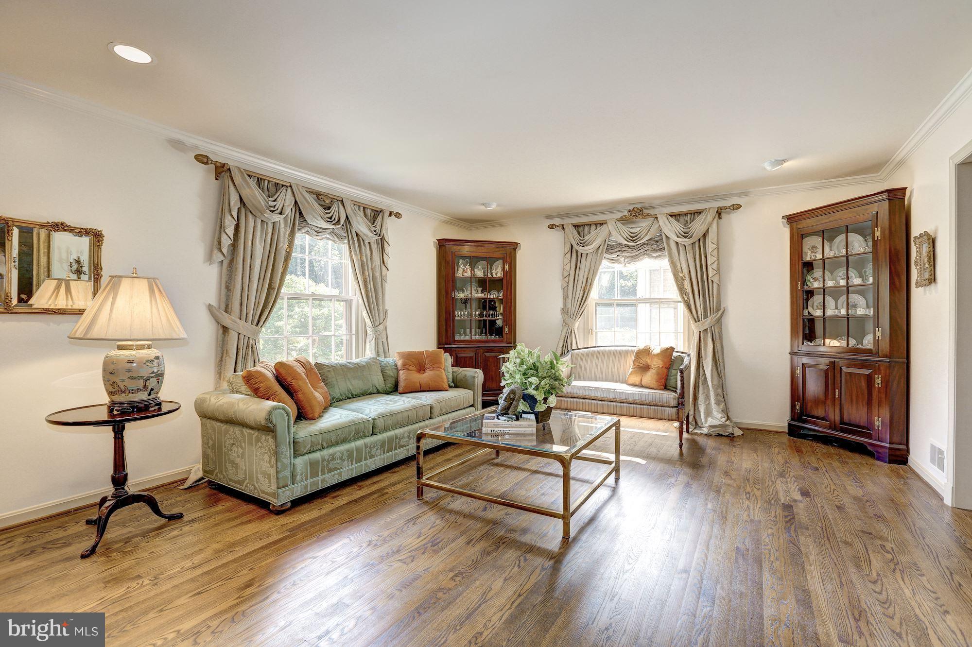 8813 Belmart Road Potomac, MD 20854 - Photo 3 of 23 Living Room