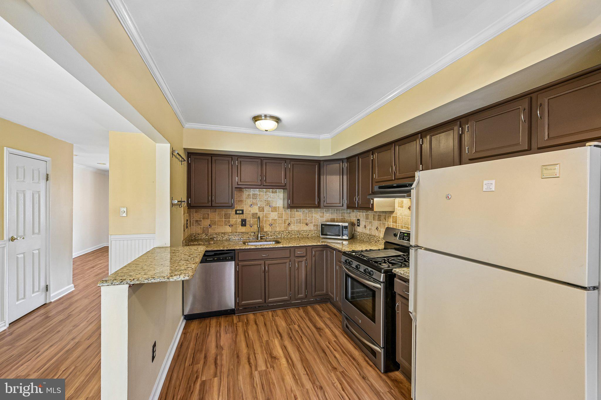 12534 Fedor Road Philadelphia, PA 19154 - Photo 19 of 66 Charming kitchen with modern finishes.