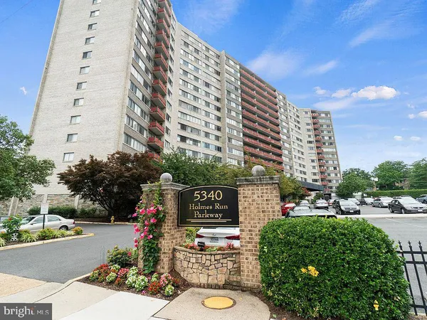 $1,598 | 5340 Holmes Run Parkway, Unit 216, Alexandria, VA 22304