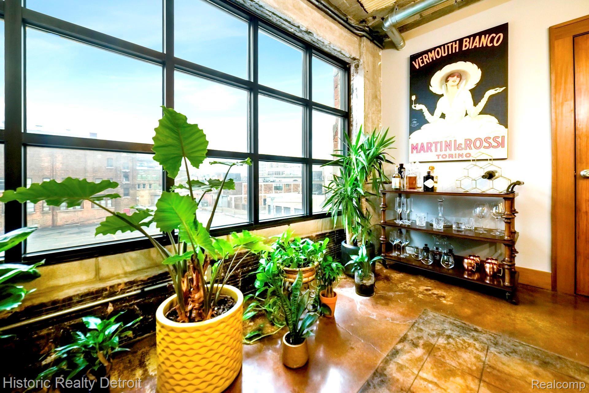 2915 John R Street, Unit 308 Detroit, MI 48201 - Photo 5 of 14 Bar