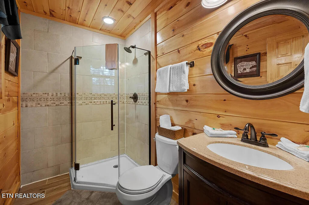 1930 Kinfolks Ridge Way Pigeon Forge, TN 37876 - Photo 17 of 24 Bath