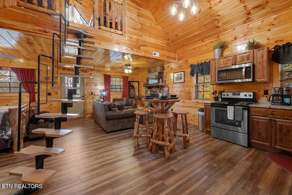 1930 Kinfolks Ridge Way Pigeon Forge, TN 37876 - Photo 3 of 24 Dining