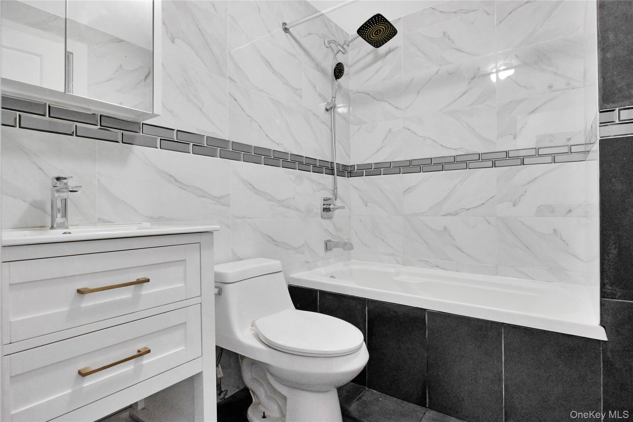 164-15 104th Road Queens, NY 11433 - Photo 7 of 22