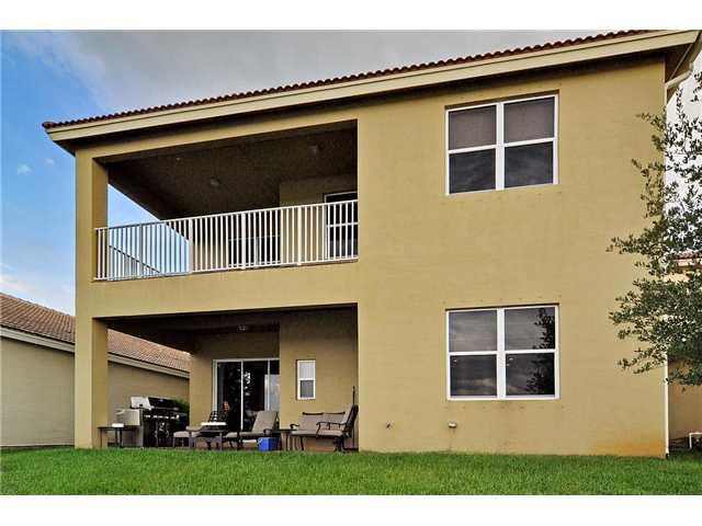 3152 Southwest Porpoise Circle Stuart, FL 34997 - Photo 4 of 19 a view of house and yard