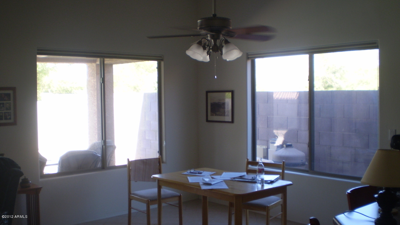 2538 West Maldonado Road Phoenix, AZ 85041 - Photo 5 of 16 breakfast area