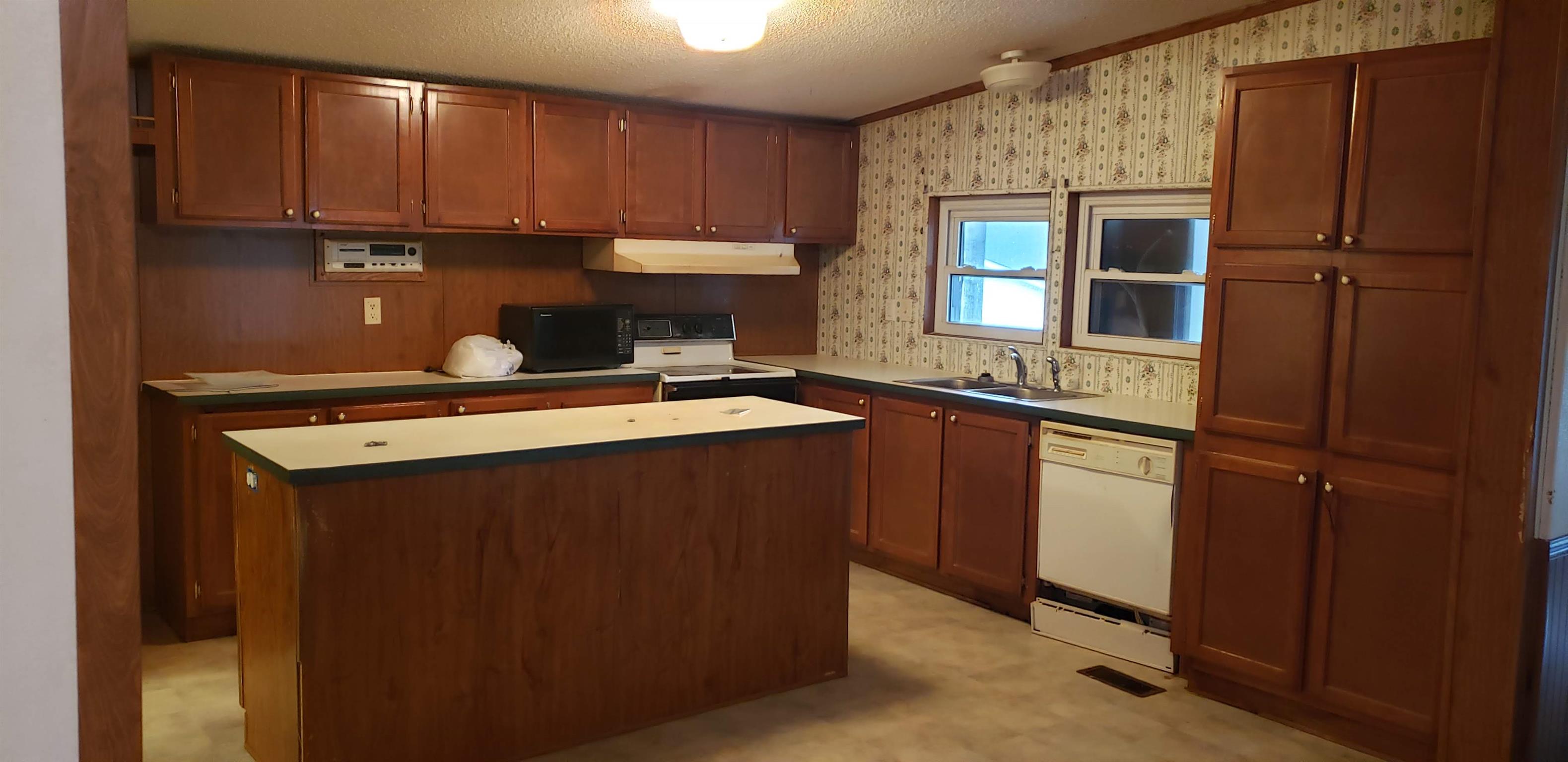 39 Bluff Road St. Joseph, TN 38481 - Photo 2 of 7 Large kitchen
