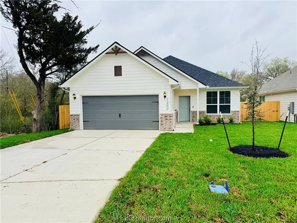 a view of a yard in front of a house