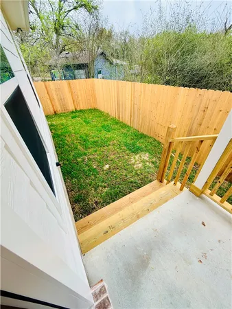 a view of a backyard