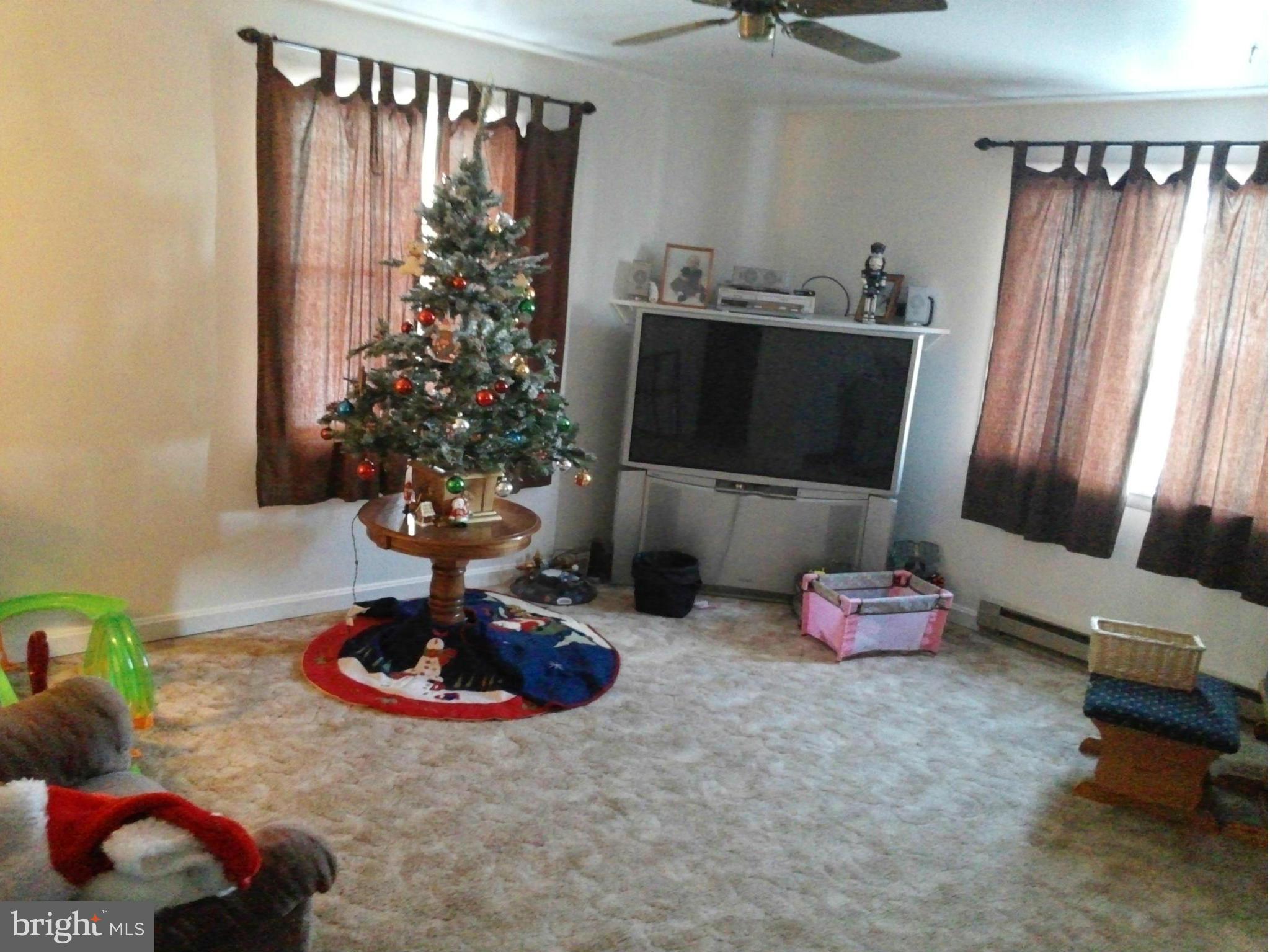 13463 Edgemont Road Smithsburg, MD 21783 - Photo 3 of 10 Living Room