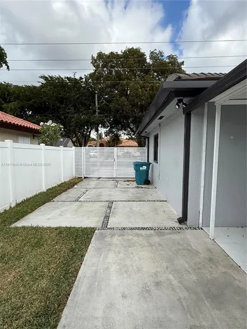 a view of a backyard