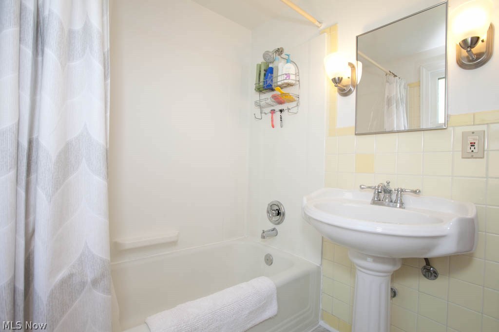 3538 Radcliffe Road Cleveland Heights, OH 44121 - Photo 22 of 33 2nd floor full bath with pedestal sink and surround shower