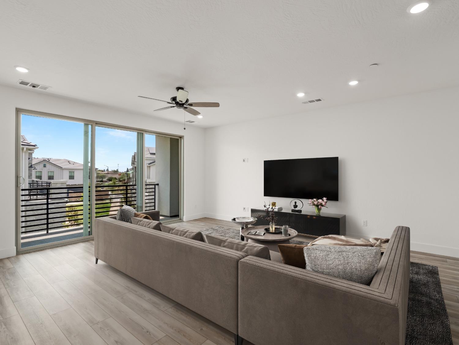 588 West Balsam Lane Clovis, CA 93611 - Photo 3 of 19