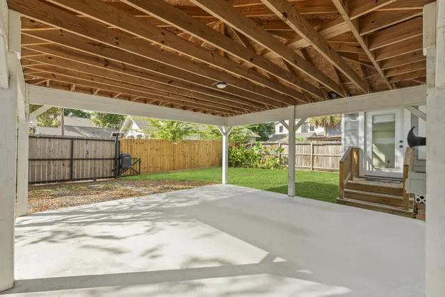 a view of a backyard