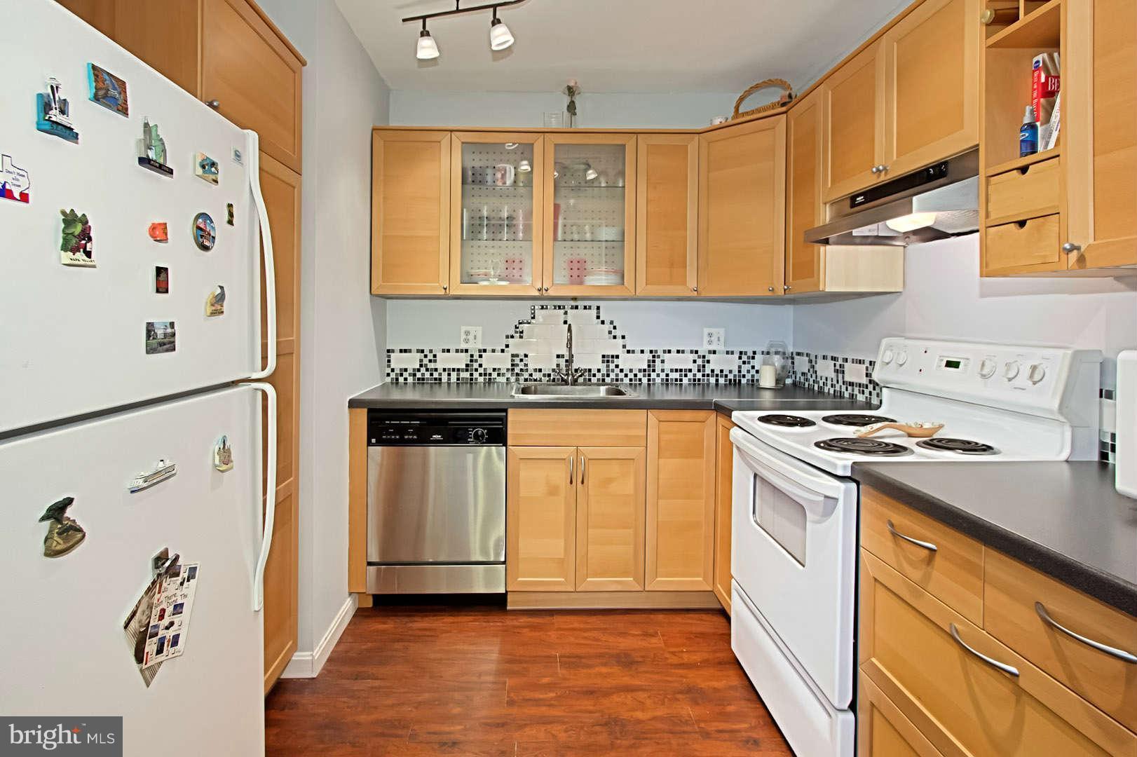 6141 Edsall Road, Unit M Alexandria, VA 22304 - Photo 10 of 19 Kitchen
