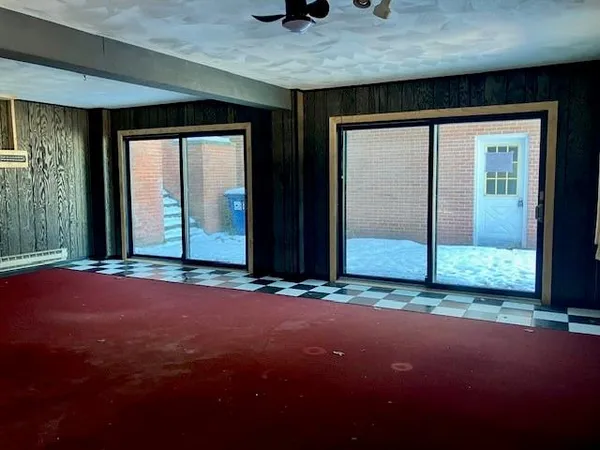 a view of empty room with window