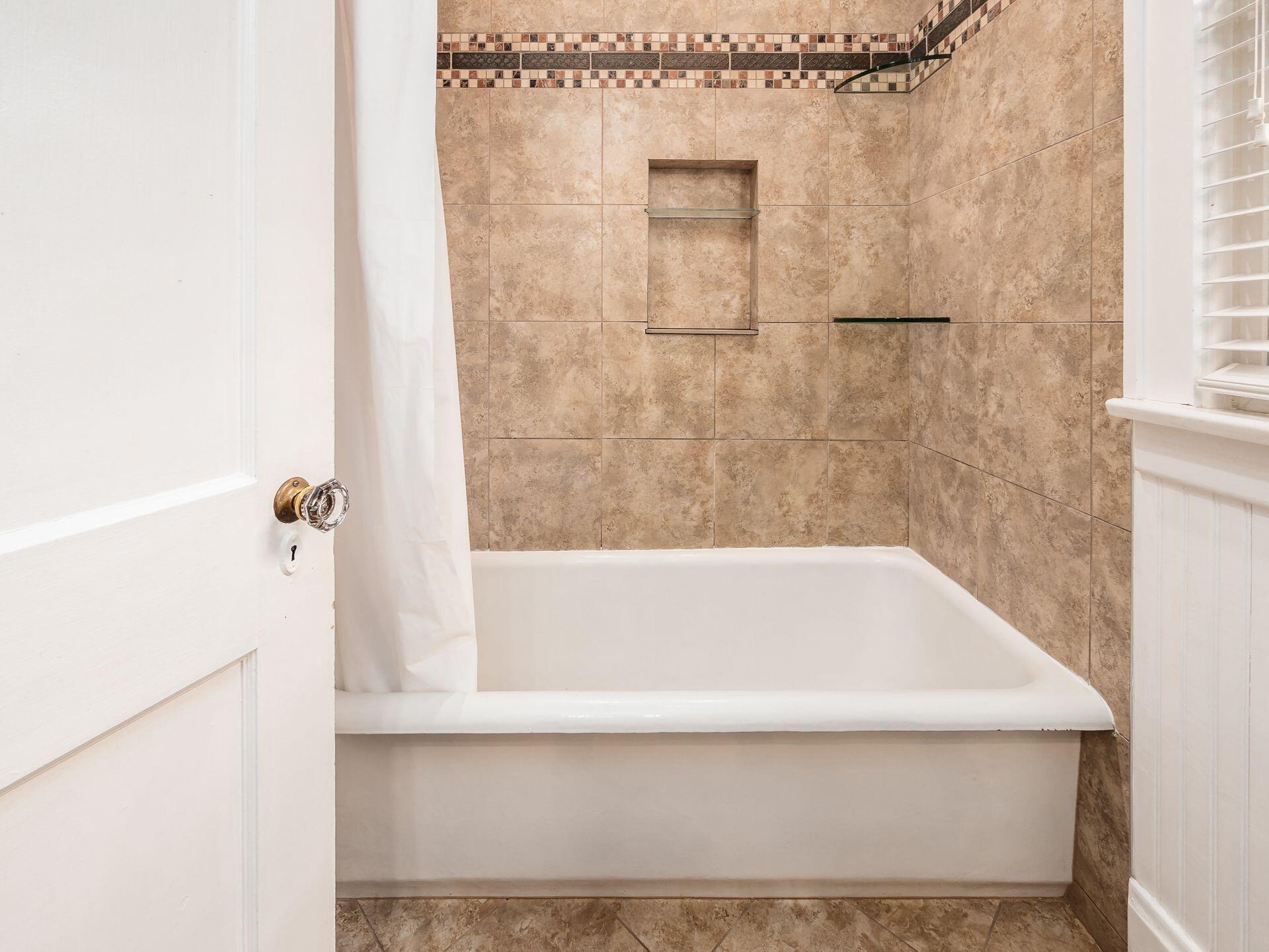 416 Tibet Road Columbus, OH 43202 - Photo 18 of 38 full bath - 2nd floor