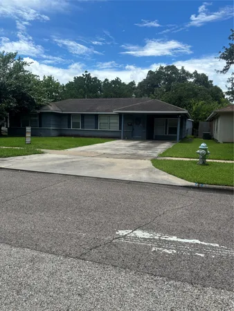$2,200 | 4713 Saxon Street, Bellaire, TX 77401
