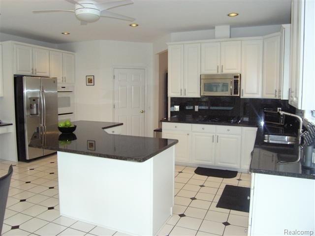 1902 Westridge Drive Rochester, MI 48306 - Photo 7 of 19 kitchen