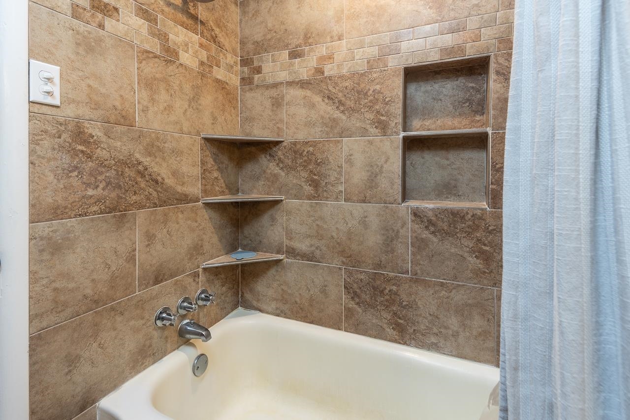 1604 Wilbec Road Memphis, TN 38117 - Photo 11 of 30 a bathroom with a bathtub