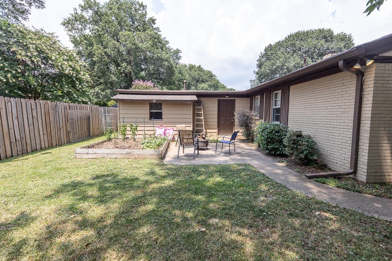 1604 Wilbec Road Memphis, TN 38117 - Photo 19 of 30 a backyard of a house with table and chairs