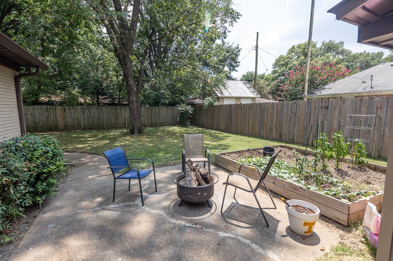 1604 Wilbec Road Memphis, TN 38117 - Photo 22 of 30 a view of a chairs and table in the back yard of the house