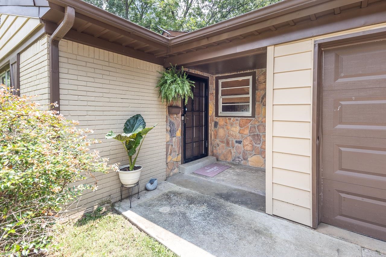 1604 Wilbec Road Memphis, TN 38117 - Photo 27 of 30 a white house with a outdoor space