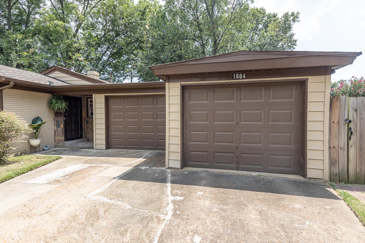 1604 Wilbec Road Memphis, TN 38117 - Photo 28 of 30 a couple of potted plants in front of door
