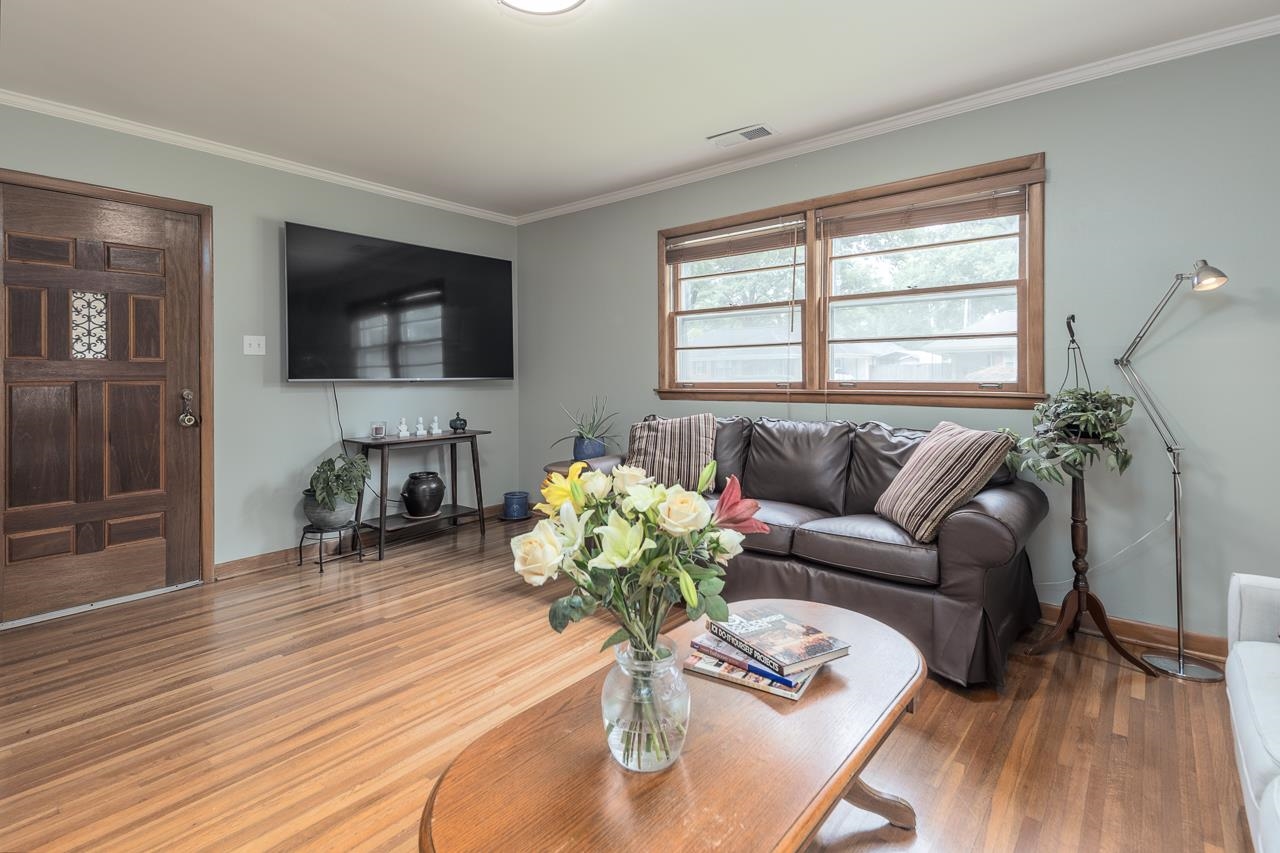 1604 Wilbec Road Memphis, TN 38117 - Photo 3 of 30 a living room with furniture potted plant and a window