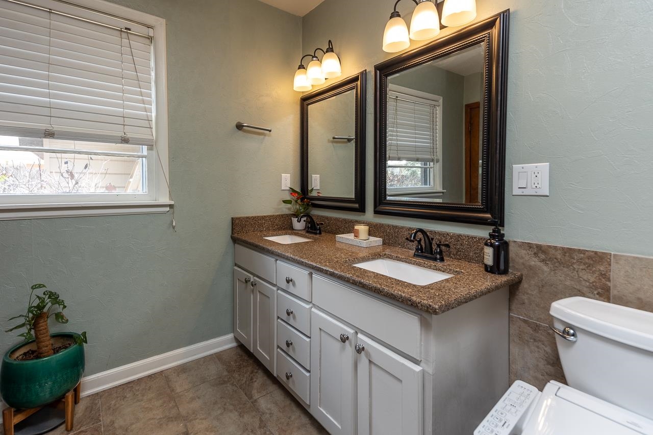 1604 Wilbec Road Memphis, TN 38117 - Photo 9 of 30 a bathroom with a toilet sink and mirror