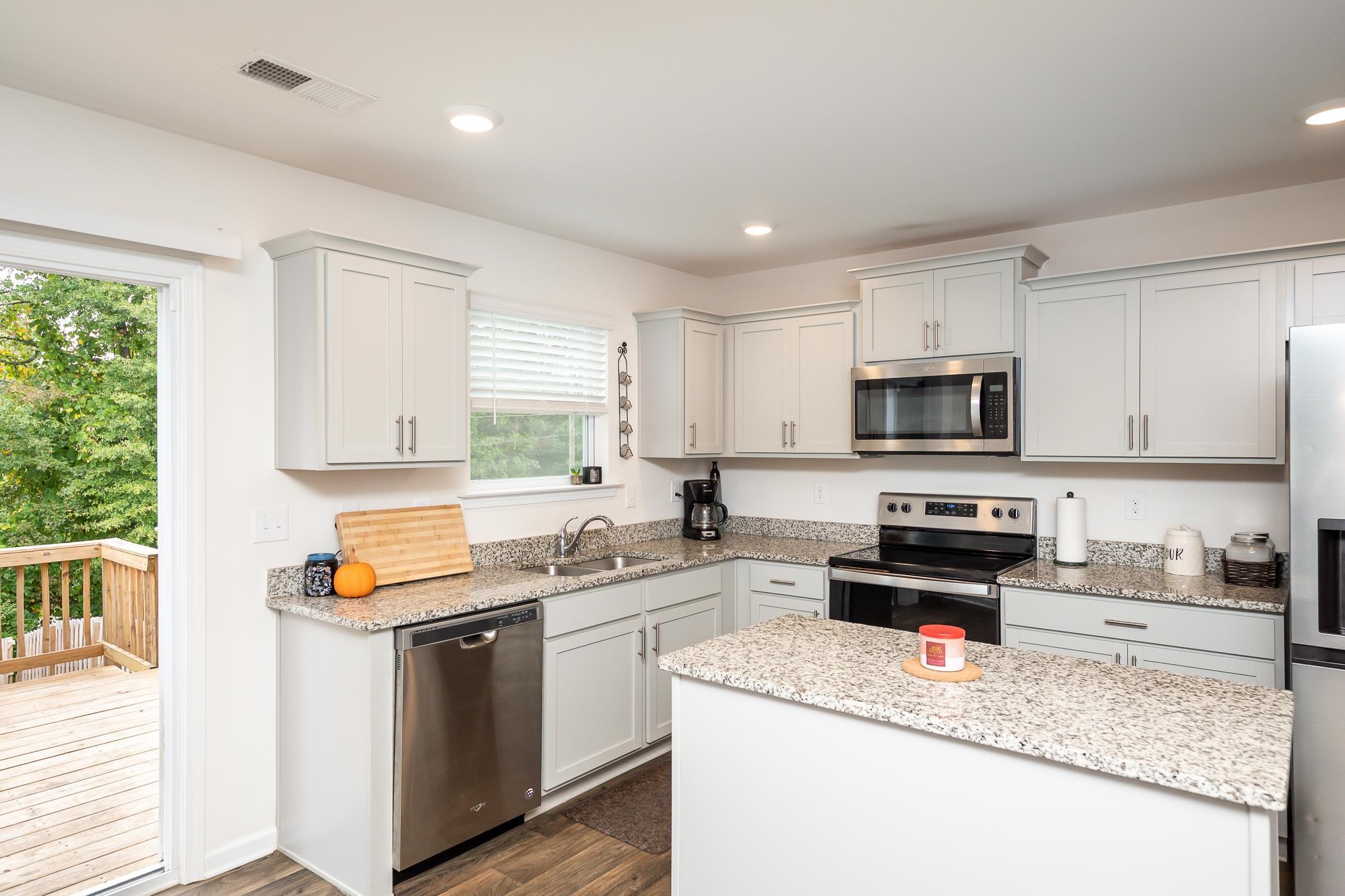 110 Blue Springs Way Simpsonville, SC 29680 - Photo 5 of 36 Gallery Image 5